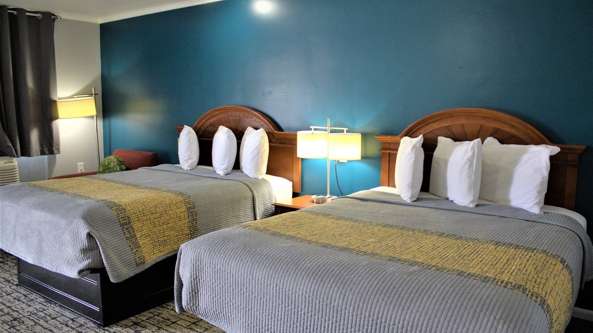 Scottsburg Hotel | Hometowne Inn & Suites