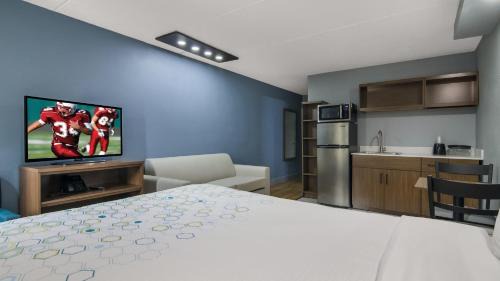 North Aurora Hotel | HomeTowne Studios by Red Roof and Conference Center Chicago - N Aurora Naperville