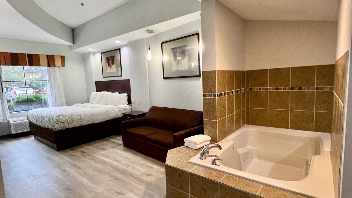 Washington Hotel | Hometowne Studios & Suites By Red Roof Washington