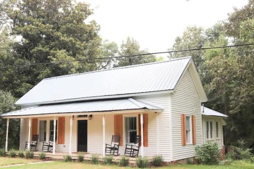 Sand Ridge House | Homewood Historic Getaway