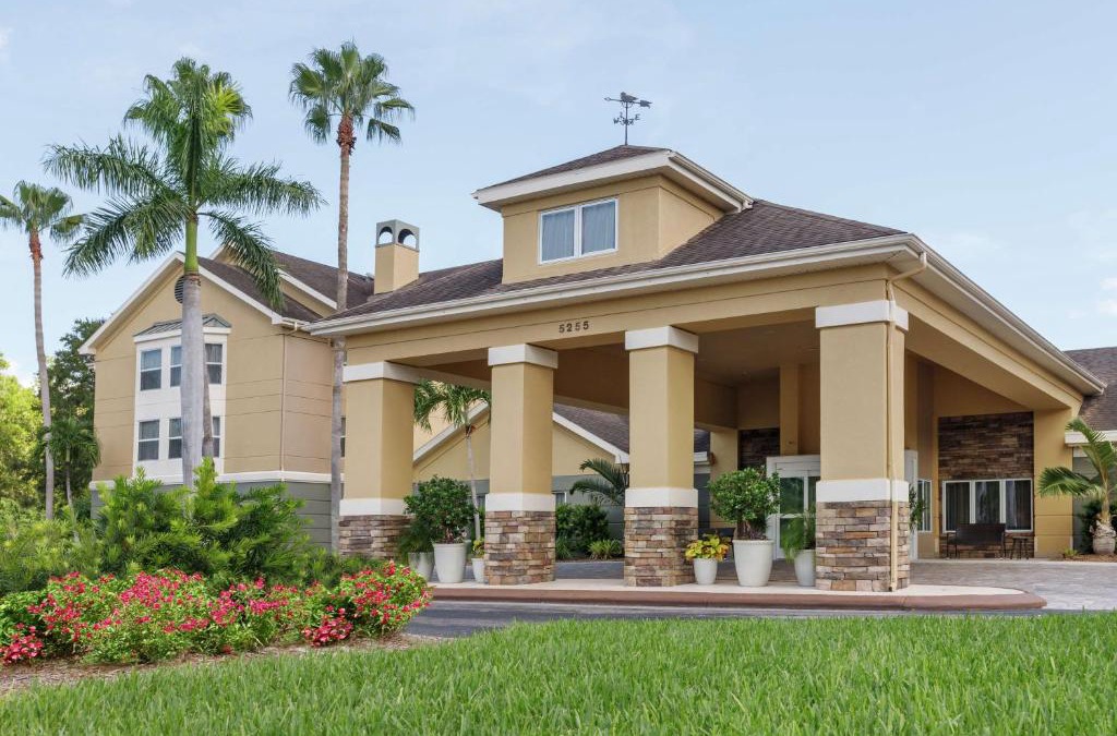 Villas Hotel | Homewood Suites by Hilton Fort Myers