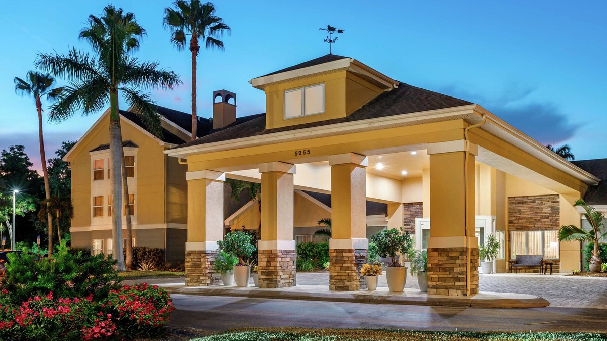 Villas Hotel | Homewood Suites by Hilton - Fort Myers