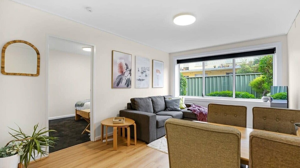 Thornbury Apartment | Homey 1 bdrm Thornbury Apt. near restaurants+shops
