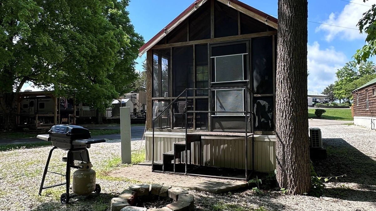 Bloomington Cabin | Homey Cabin in Bloomington