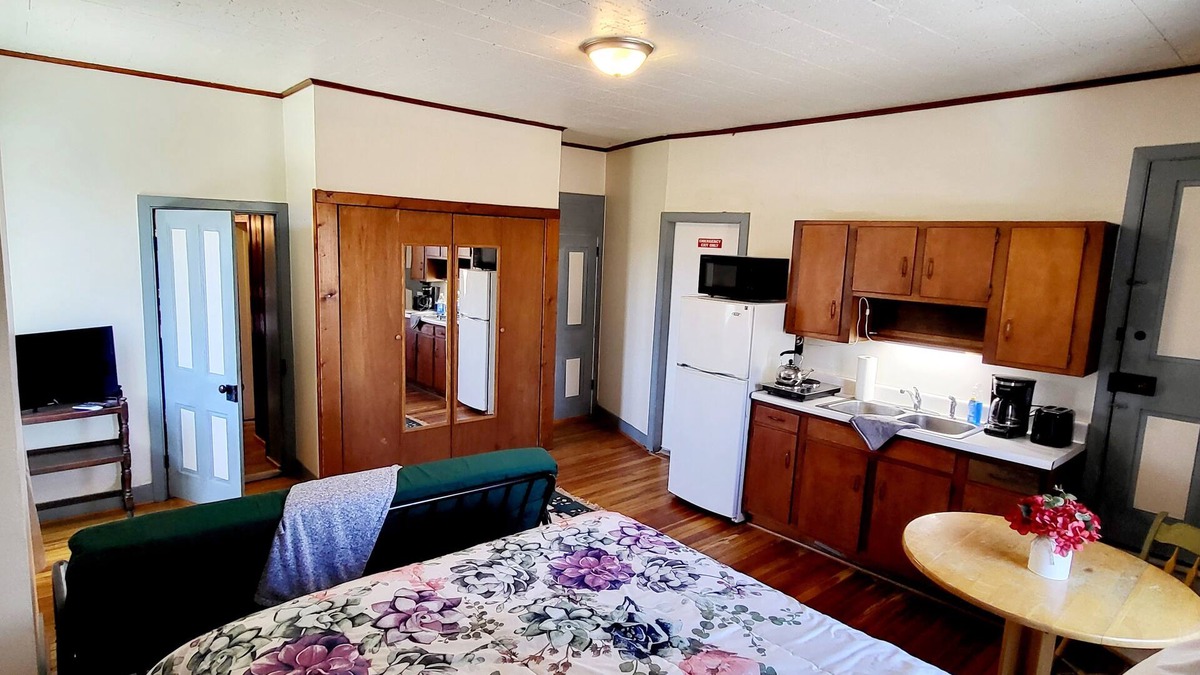 Ballenger Creek Apartment | Homey Caretakers Room in historic Manor House!