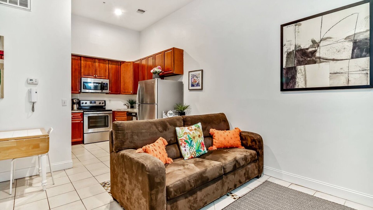 Spring Garden Condo | Homey First Floor Flat near the Convention Center-Center City/Chinatown