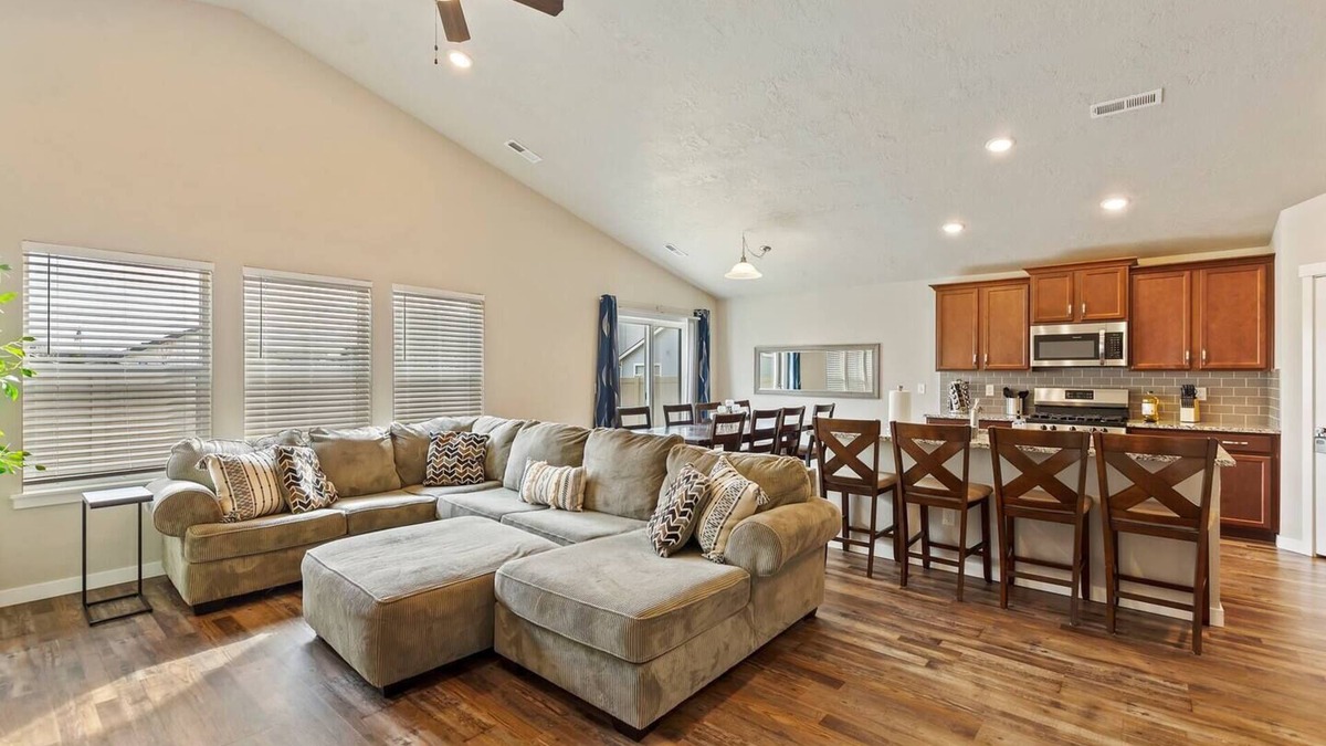 Star House | Homey Star home~King bed~5TVs ~ Walkable location