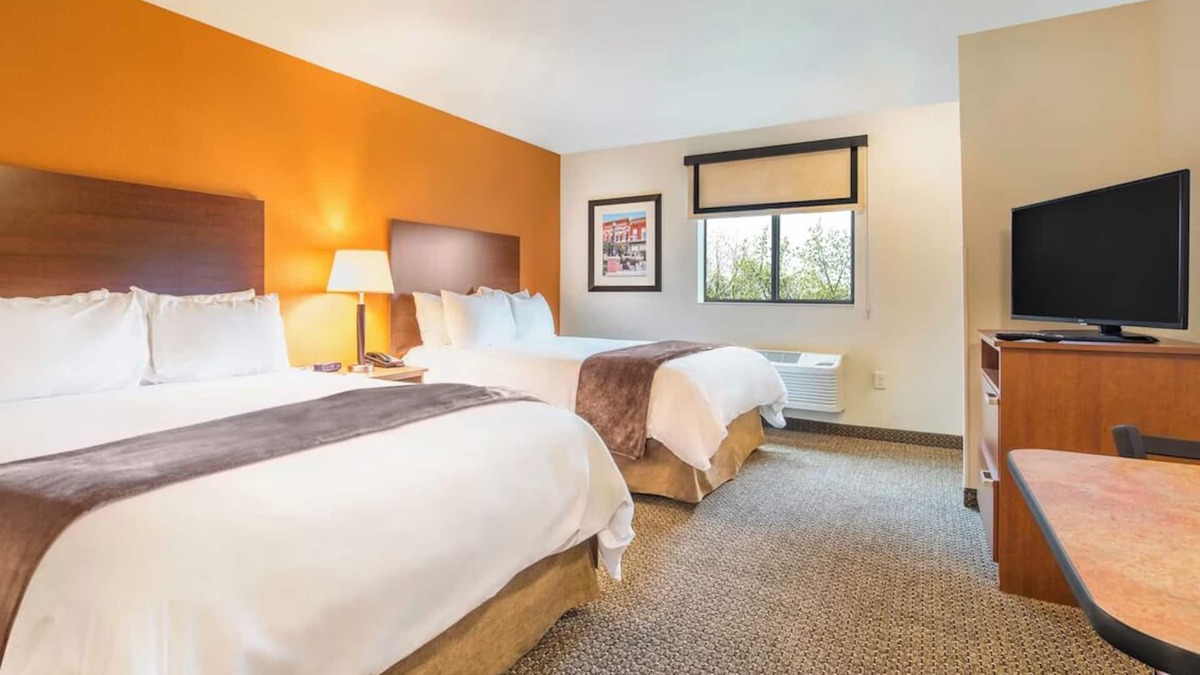 Rapid City Hotel | Homey Stay with Kitchen Near Dinosaur Park and Reptile Gardens! Pets Allowed!