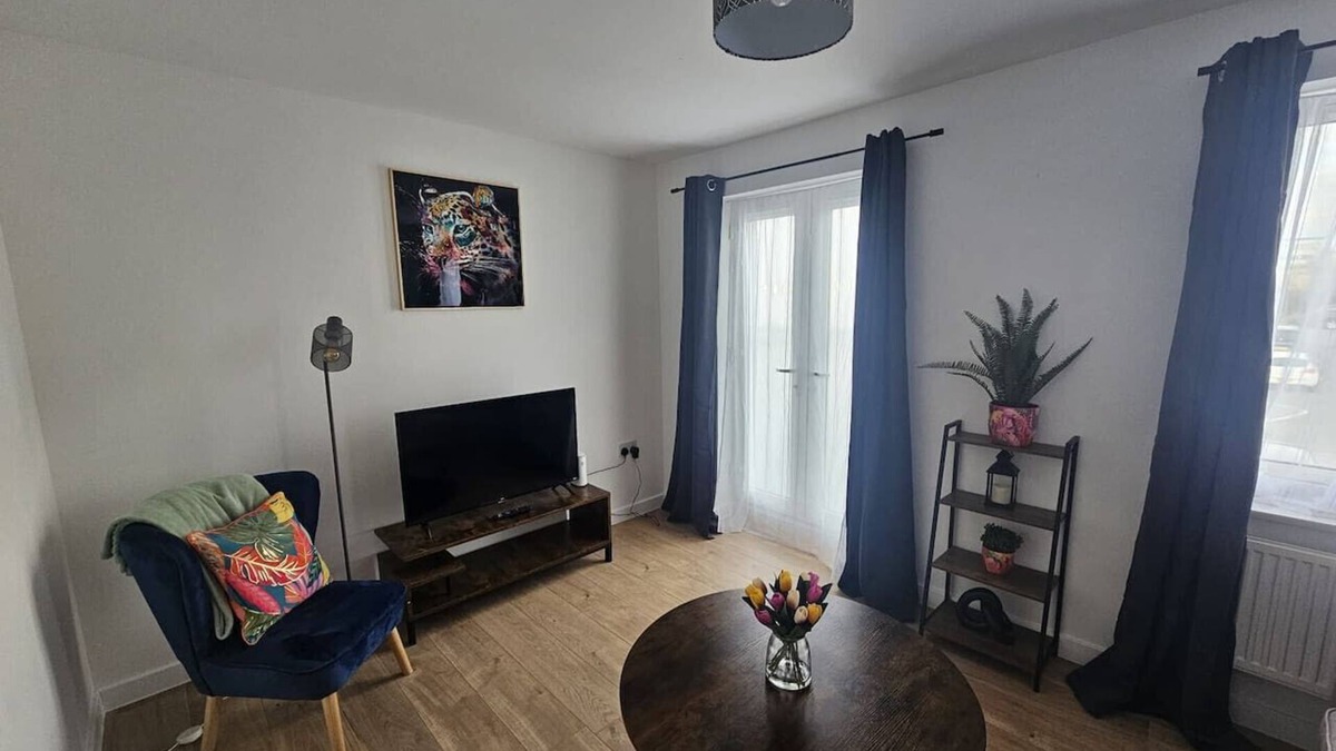 Swindon House | Homington House Long Stays Discount Free Parking