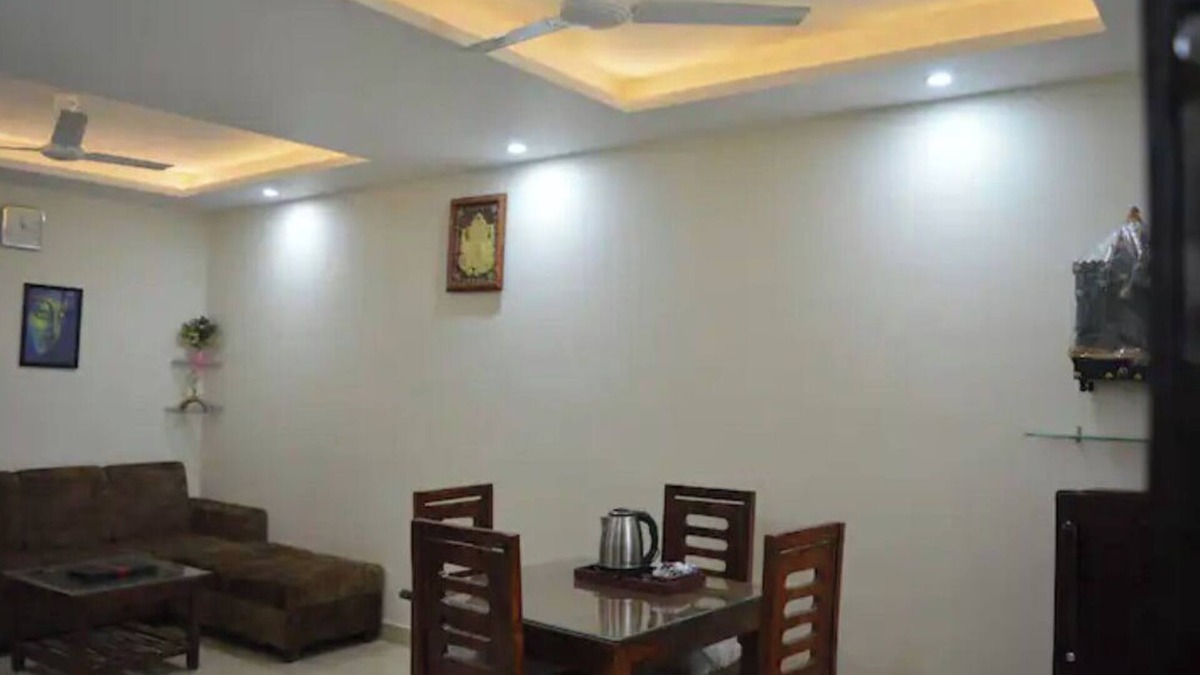 Saket Apartment | Homlee -Jumbo Lux Flat w kitchen, parking & hills