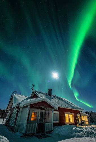 Ranua Cabin | Hommala Riverside Lodge with Terrace, Sauna & Auroras near Rovaniemi