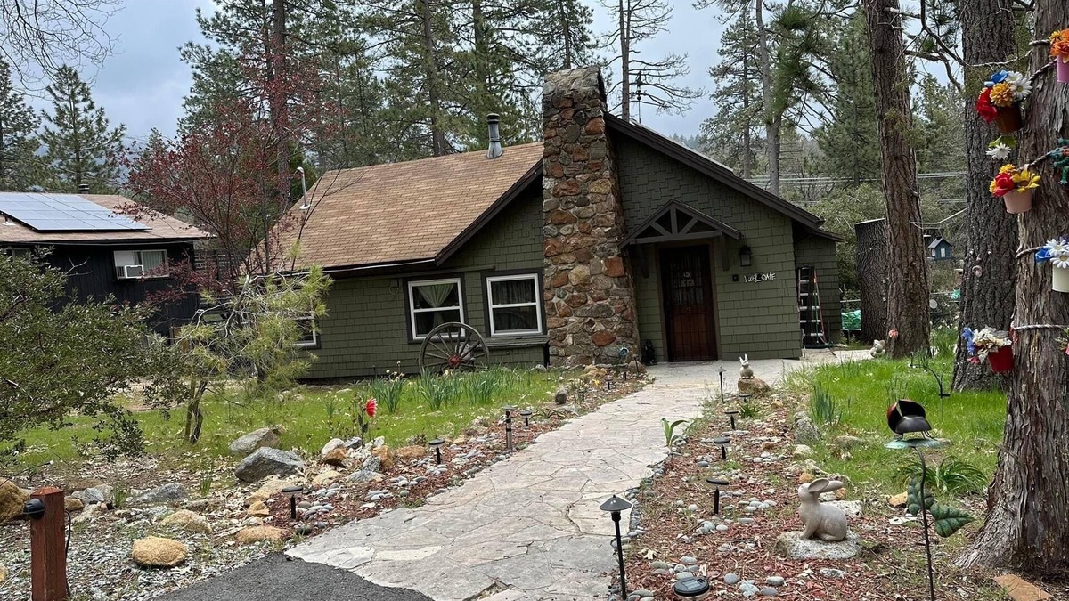 Idyllwild Cabin | Honey Bear Cottage in the woods: Walk to town