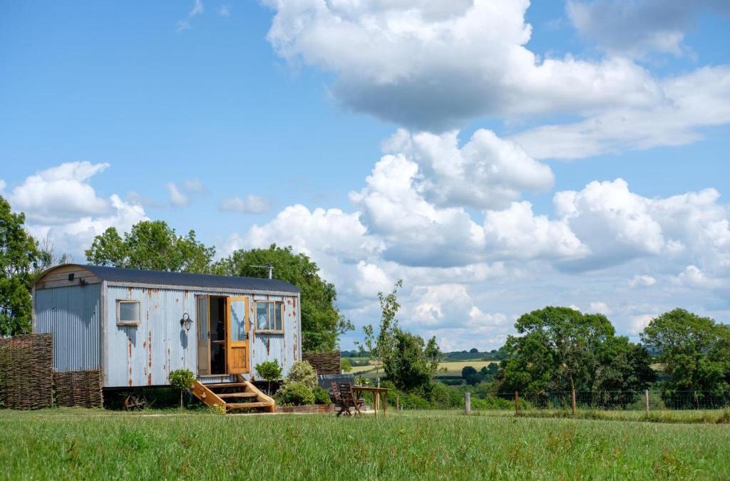 Bridport Ski Chalet | Honey Bee - Comfortable luxury shepherds hut with hot tub