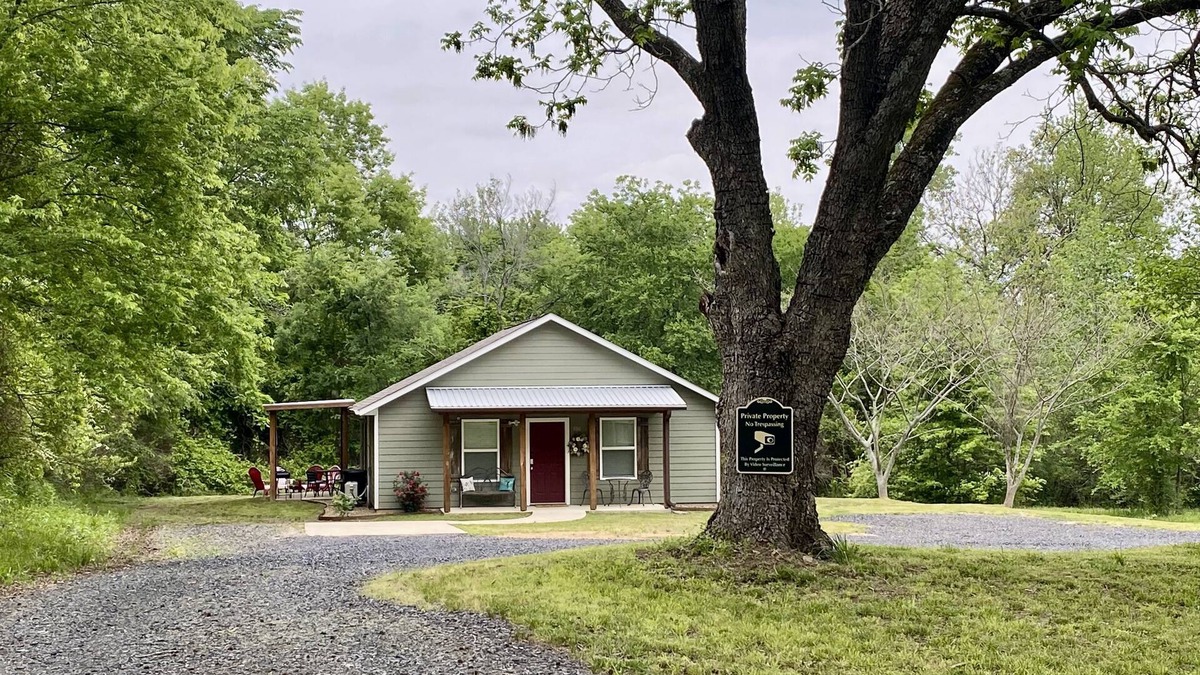Mena Cottage | Honey Bee Cottage, ez trailer parking 🔥place, king, paved,🔥pit , Fast WIFI 3tvs