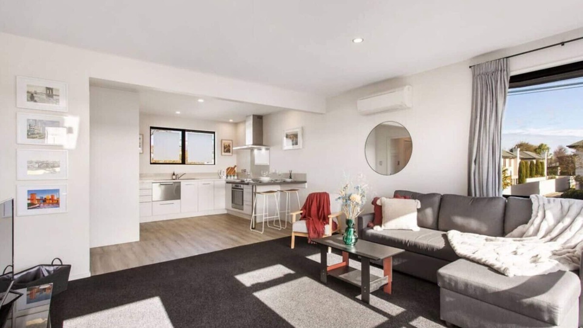 Edgeware Apartment | Honey for the Money Warm Sunny 10 mins CBD