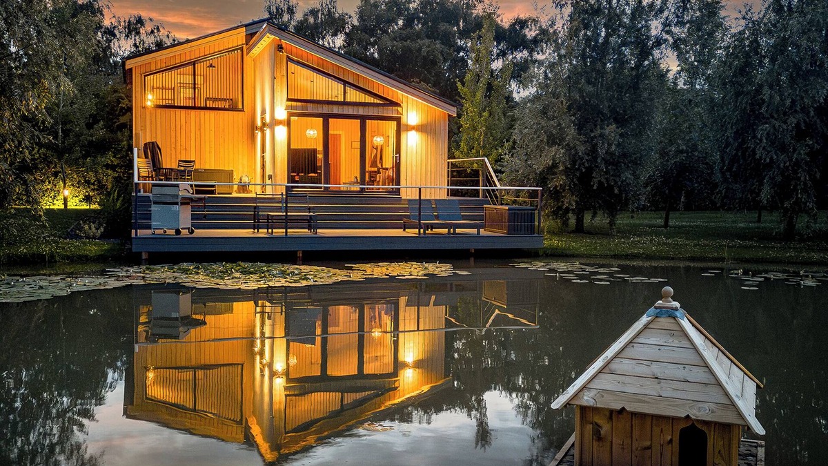 Frampton Ski Chalet | Honeybee Lakeside Lodge