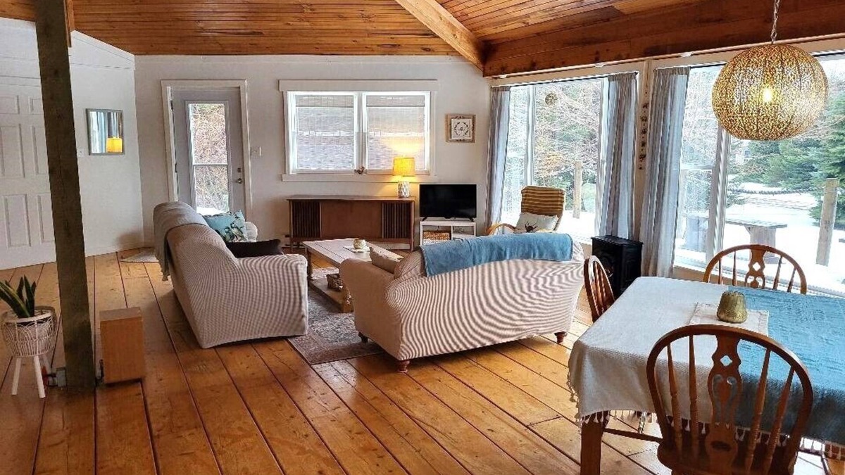 Corran Ban Cottage | Honeycomb Cottage - bright, airy and spacious sanctuary with water view!