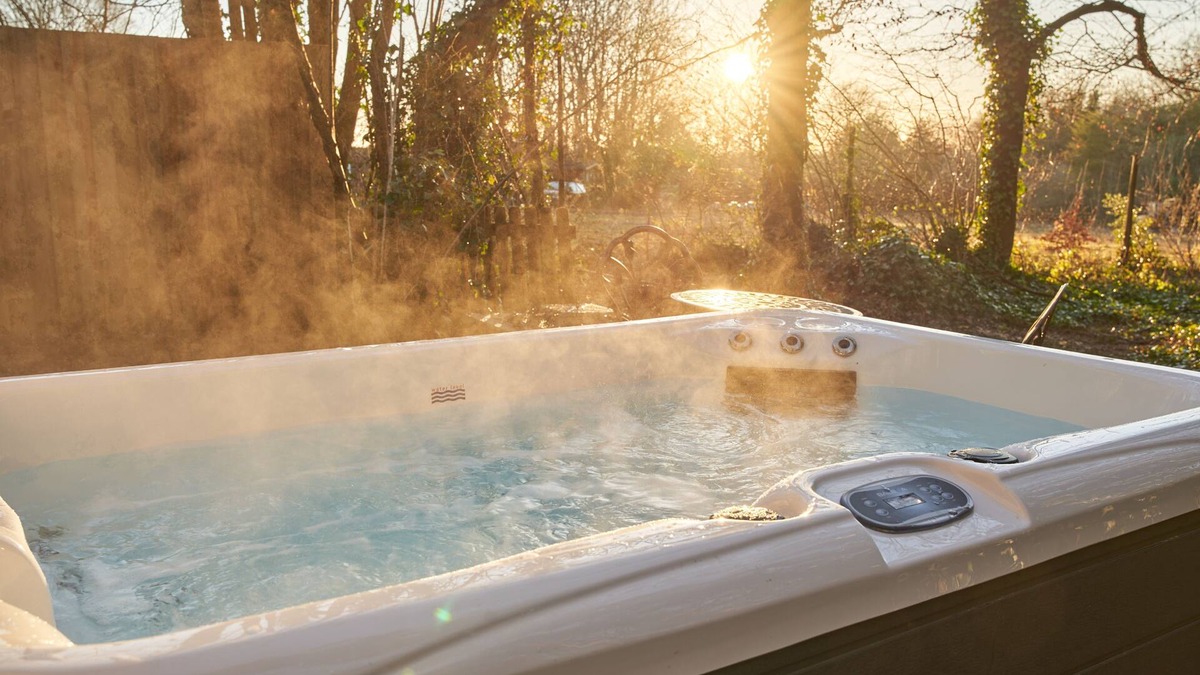 Blandford Saint Mary Cottage | HONEYCOMBE TREEHOUSE - ROMANTIC ESCAPE | SLEEPS 2 | HOT TUB | BBQ | PATIO | WI-FI