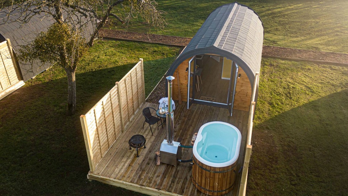 Wells Cabin | Honeycrisp, Apple Tree Glamping - a chalet that sleeps 2 guests in 1 bedroom