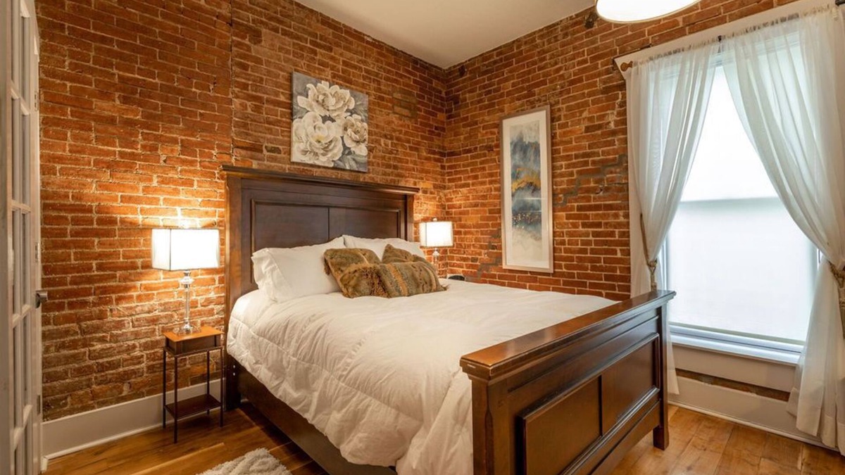 Ozark Apartment | Honeymoon Downtown Boutique Loft - Located in the Historic River District.
