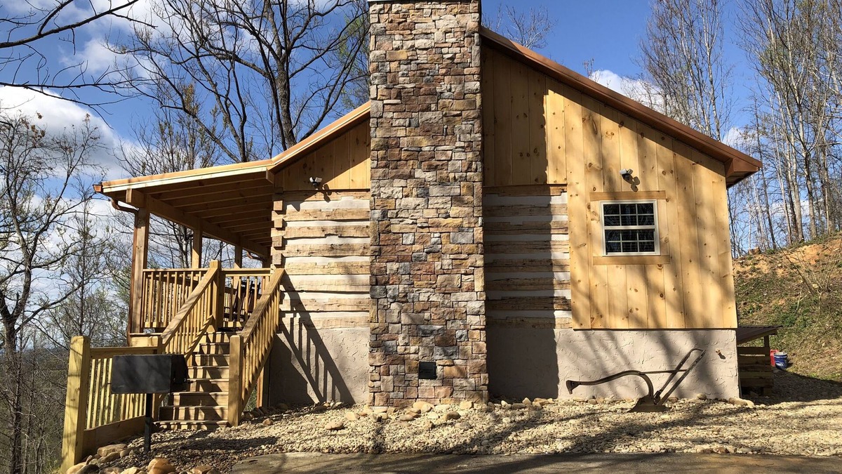 Gatlinburg Cabin | HONEYMOON HIDEAWAY - SECLUDED ANTIQUE LOG CABIN WITH AMAZING VIEWS!