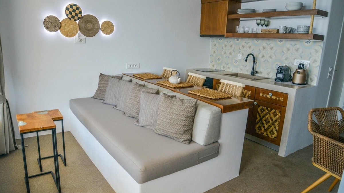 Tripiti House | honeymoon klima suite