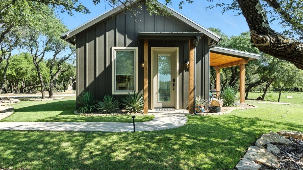 Graham Apartment | Honeymooners Delight, Private Hot tub/FirePit,Pool