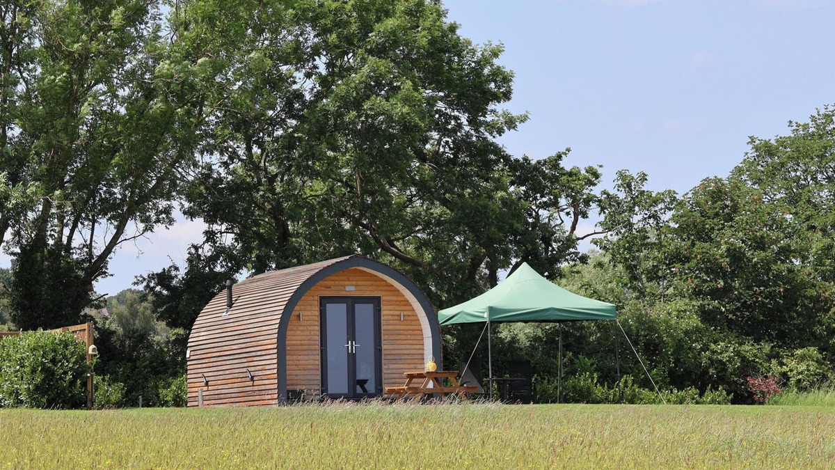 Hope Cottage | HONEYPOT HIDEAWAYS - CLOVER, romantic in Higher Kinnerton, Chester