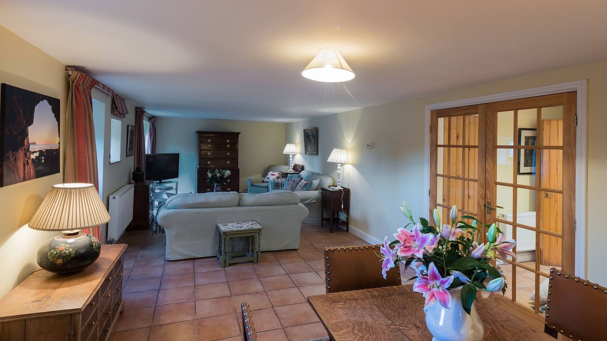 Llanfihangel Tal-y-llyn Cottage | Honeysuckle Cottage: is a really spacious place for a family or group of friends