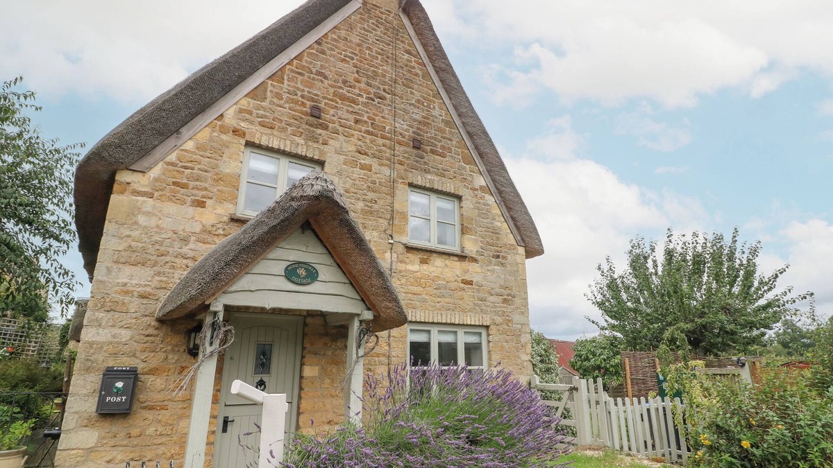 Whichford Cottage | HONEYSUCKLE COTTAGE (BRAILES), pet friendly, with a garden in Brailes