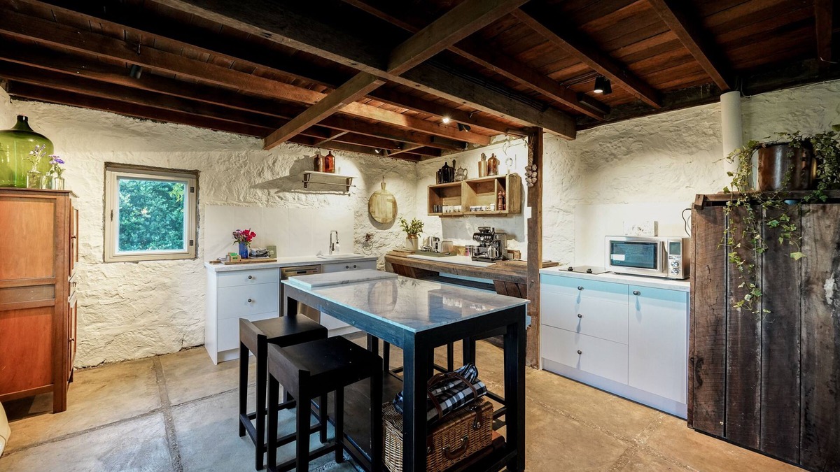 Kyneton Bed & Breakfast | Honeysuckle Barn & Garden