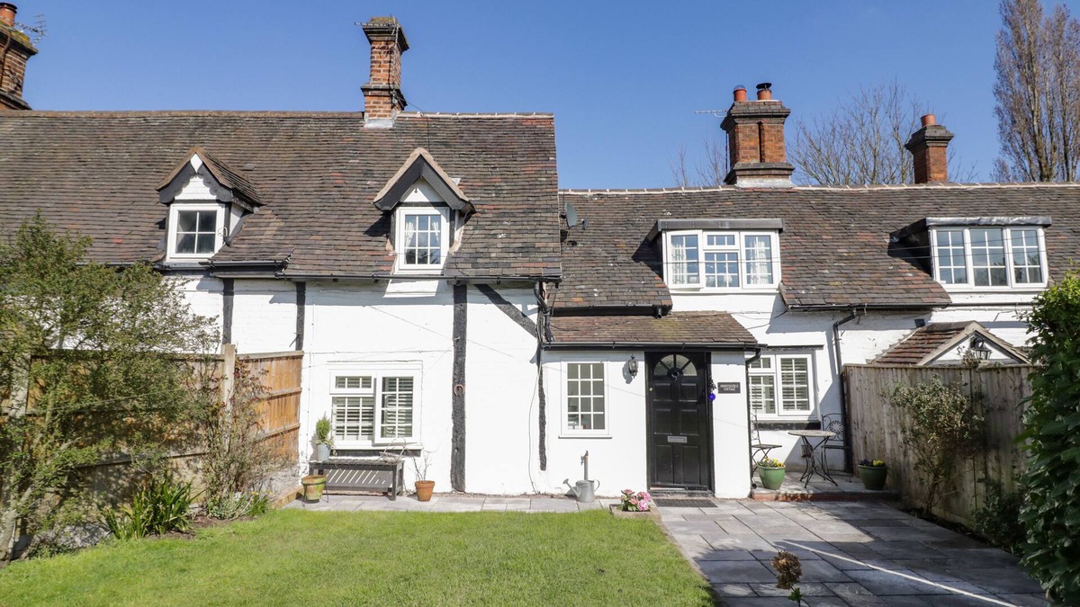 Lea Marston Cottage | HONEYSUCKLE COTTAGE, family friendly, with open fire in Lea Marston