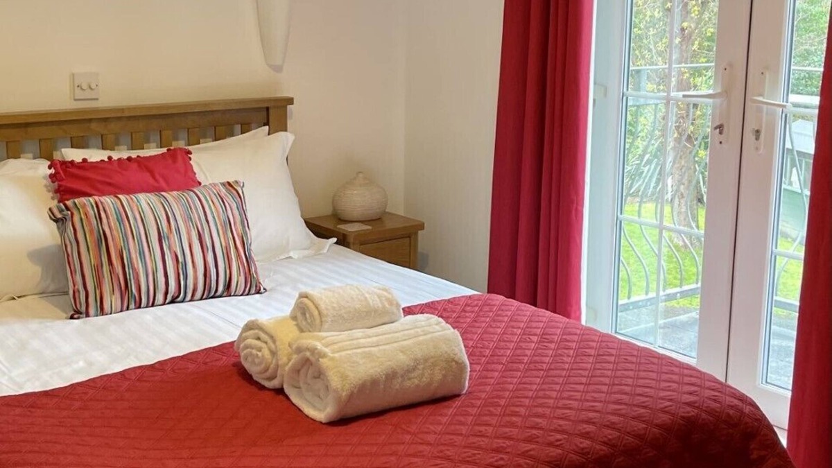 Shanklin Cottage | Honeysuckle Cottage, Child Friendly, 10 min walk to beach, less to Shops & Park.