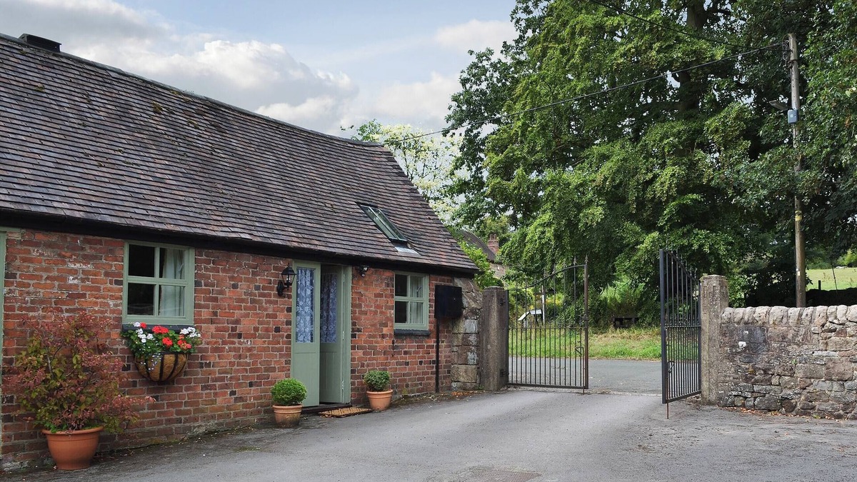 Middle Mayfield Cottage | Honeysuckle Cottage - UK4177