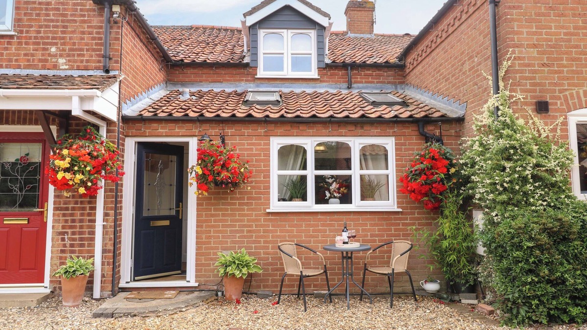 Swaffham Cottage | HONEYSUCKLE COTTAGE, pet friendly, with open fire in Swaffham