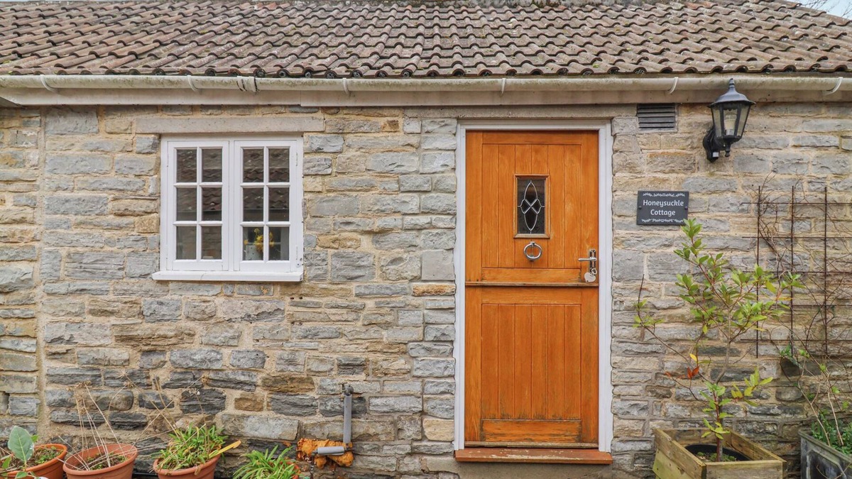 Compton Dundon Cottage | HONEYSUCKLE COTTAGE, romantic, character holiday cottage in Street