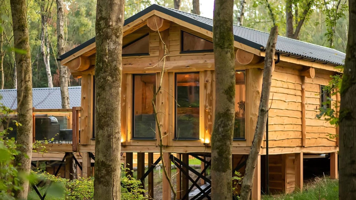 Overton-on-dee Ski Chalet | Honeysuckle Treehouse