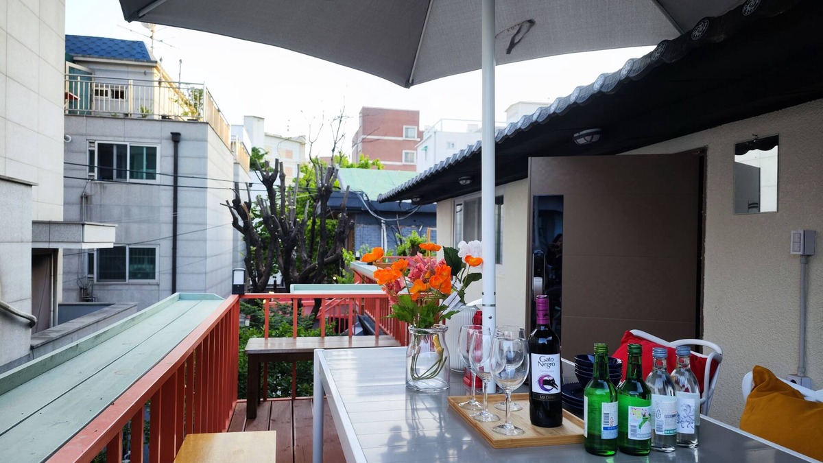 Seogyo-dong Bed & Breakfast | Hongdae A large courtyard house 2f of a detached house