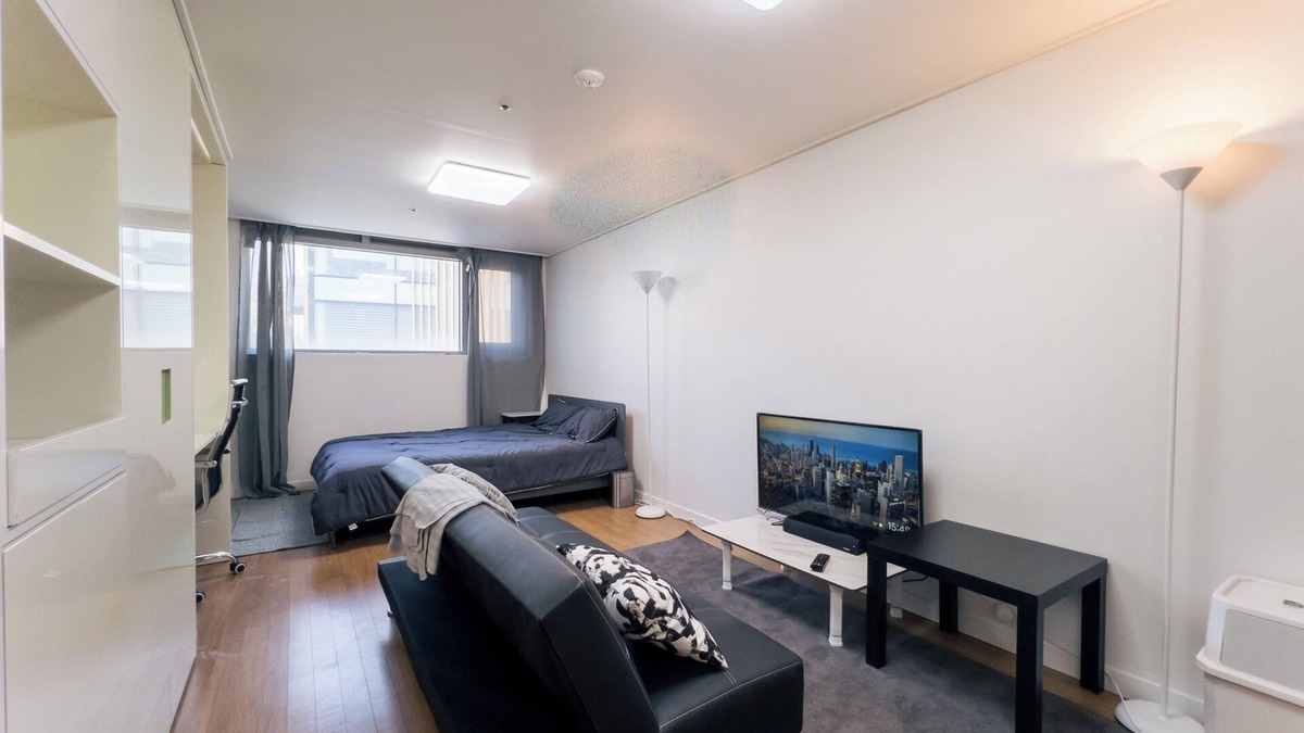 Sinchon-dong Condo | [Hongdae Station 2 minutes away] Spacious Home in the heart of Hongdae