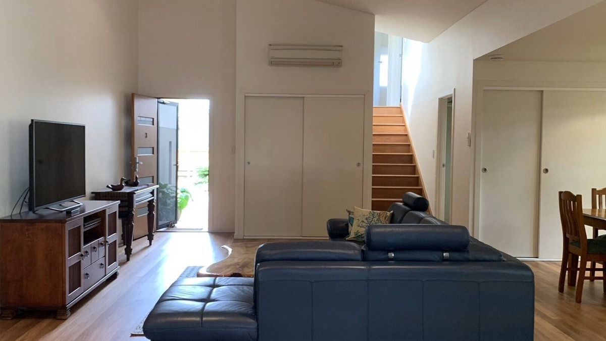 Brunswick Heads Apartment | HOOK WINE SINKER, TOP NOTCH