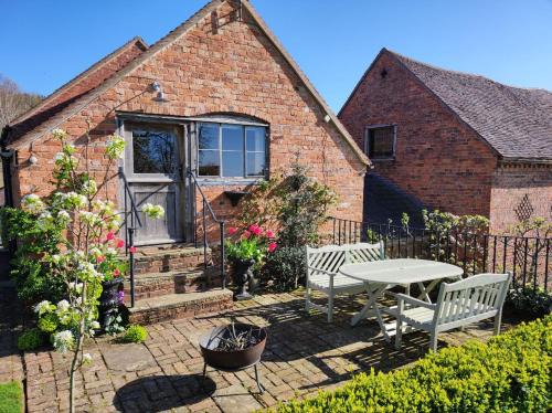 Moreton House | Hop Cottage Coddington Vineyard