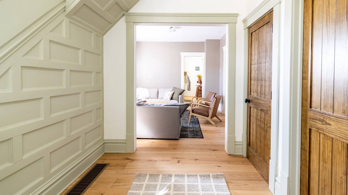 Kent House | Hop House is a calm home that comfortably sleeps 8. Walkable to downtown Kent!