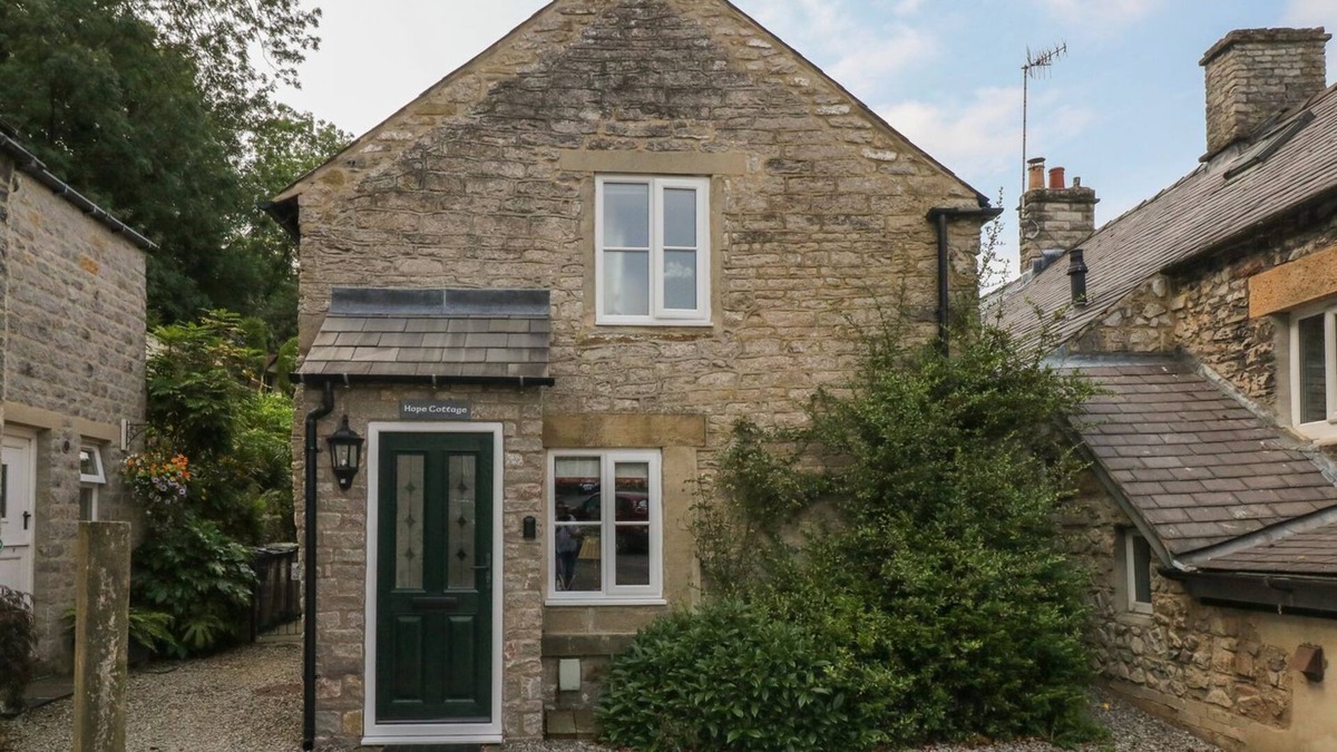 Castleton Cottage | HOPE COTTAGE, pet friendly in Castleton, Peak District