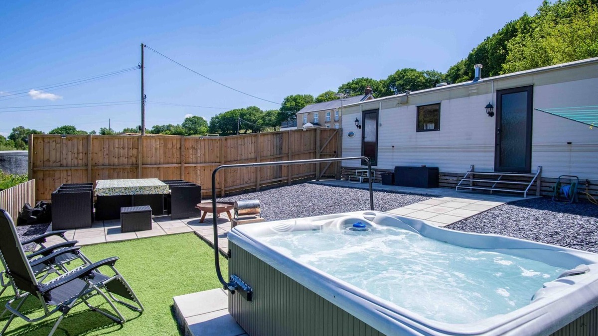 Mawr Apartment | Hopkins Retreat - 3 Bedroom Caravan - Hot Tub
