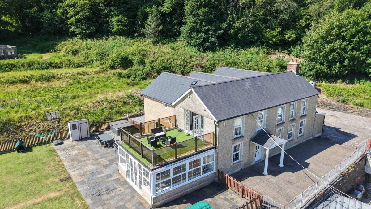 Mawr House | Hopkins Retreat Farm - 5 Bedroom House - Swansea