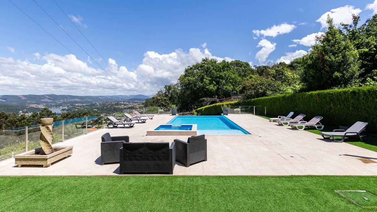 Mozelos Villa | Hopstays - Crestuma Bright