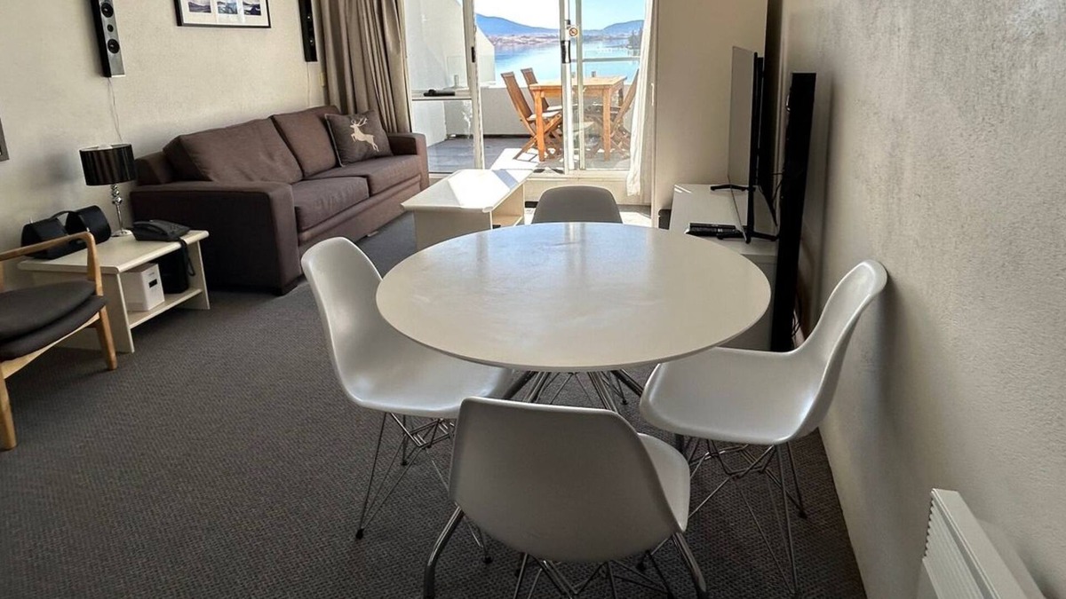Jindabyne Apartment | Horizons 317 studio right on the Lake