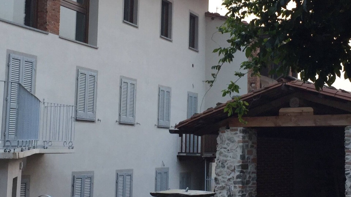 Chiaverano House | Horse Shoe House, beautifully renovated 3 storey house.