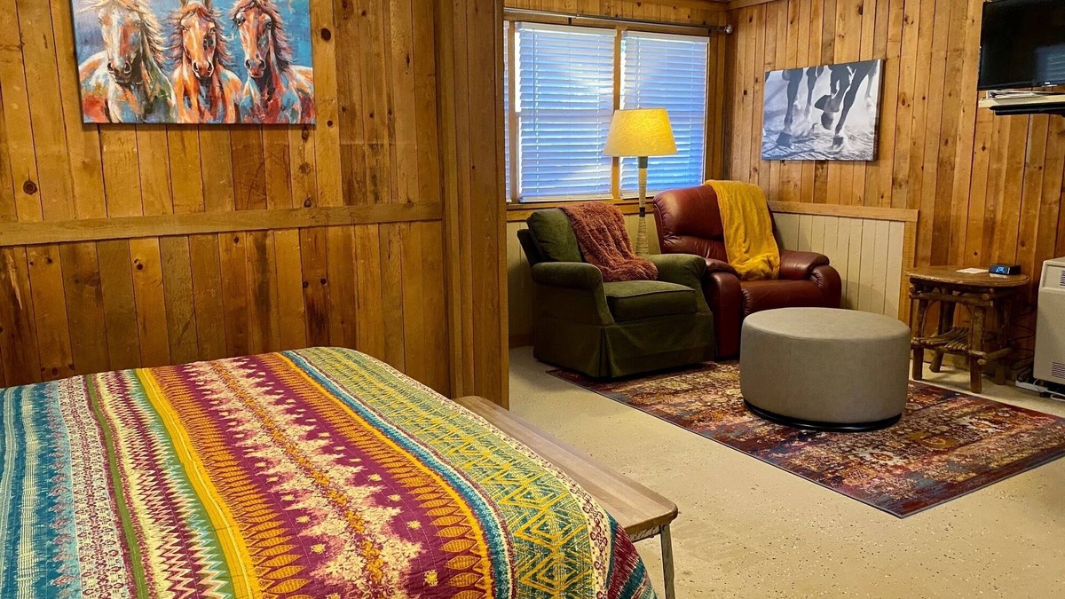 Ferguson Cabin | Horse themed Cute Cabin,WiFi,No Frills,Pet-Friendly, recently refurbished!