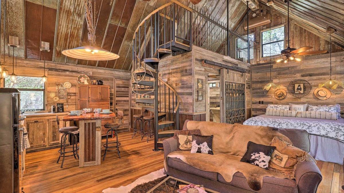 Wimberley Cabin | 'Horse Thief Inn' Cabin Retreat w/Deck & Hot Tub!